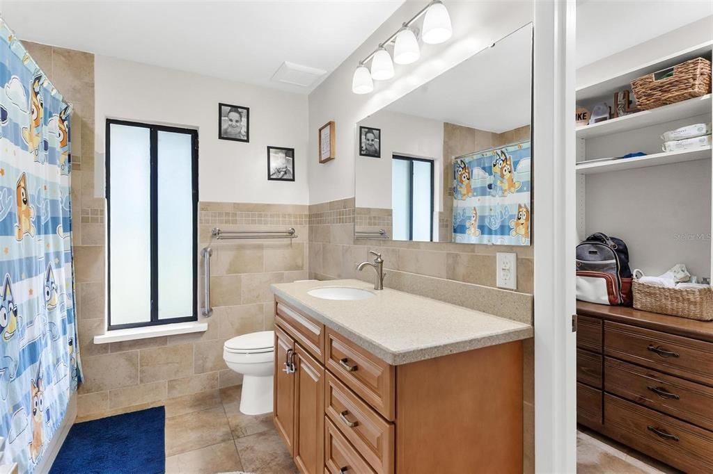 En Venta: $1,300,000 (4 camas, 2 baños, 2616 Pies cuadrados)