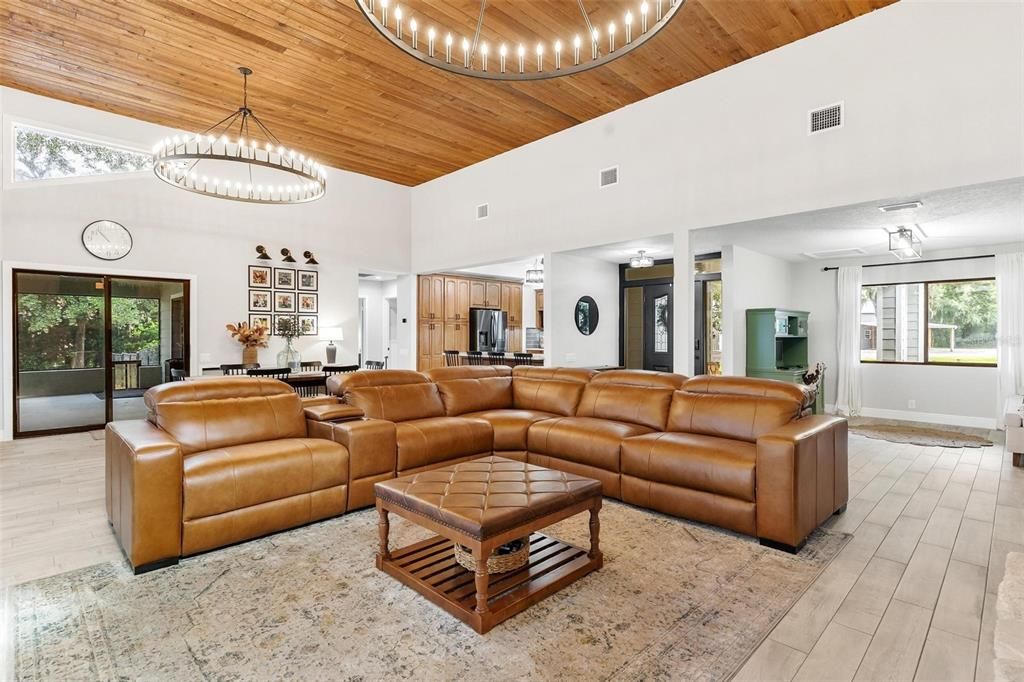 En Venta: $1,300,000 (4 camas, 2 baños, 2616 Pies cuadrados)