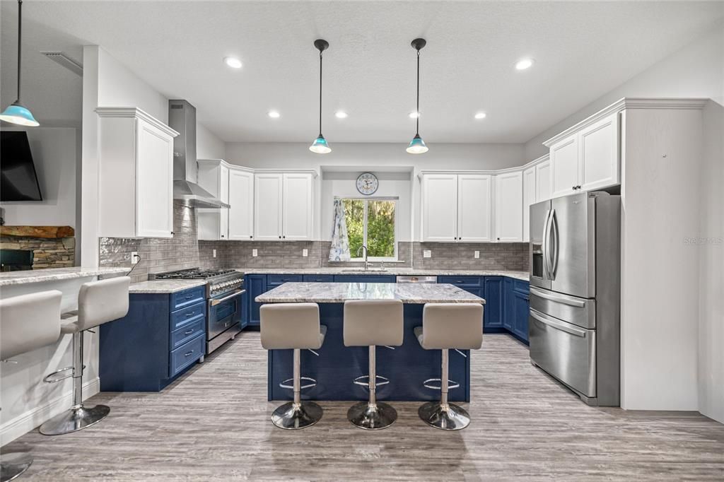 En Venta: $699,000 (4 camas, 3 baños, 3390 Pies cuadrados)