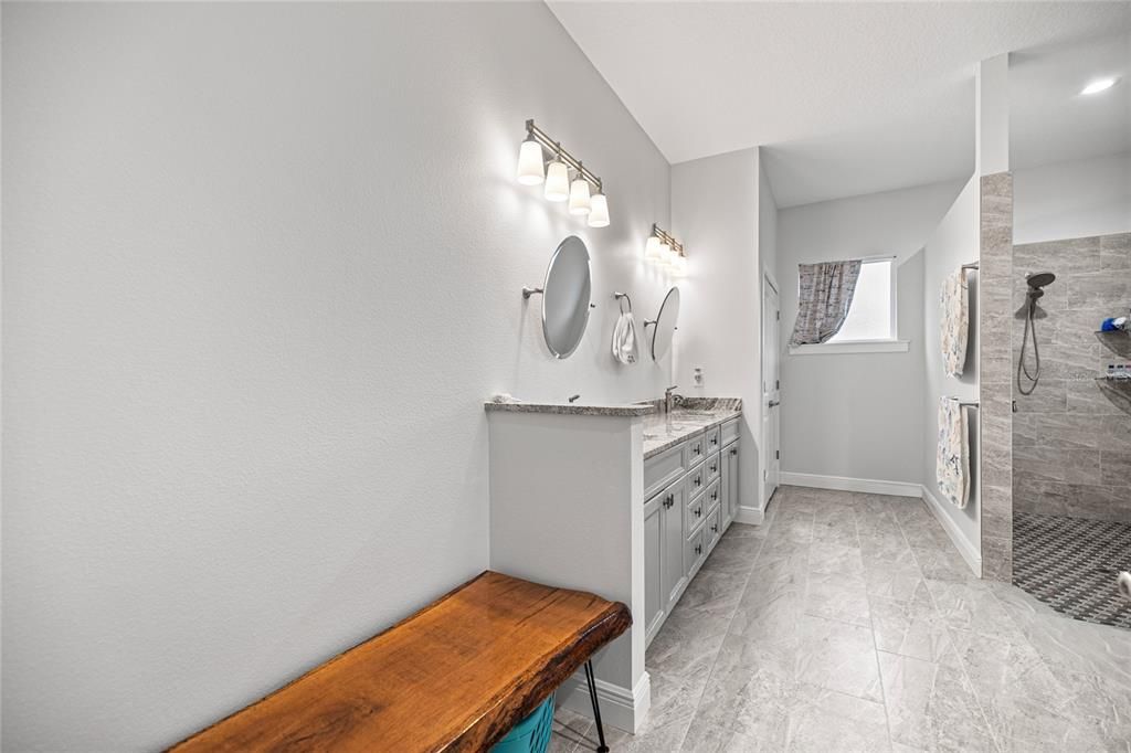 En Venta: $699,000 (4 camas, 3 baños, 3390 Pies cuadrados)