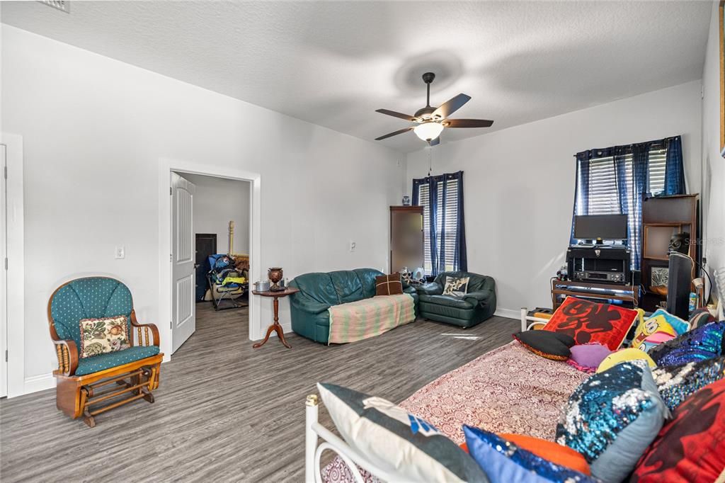 En Venta: $699,000 (4 camas, 3 baños, 3390 Pies cuadrados)