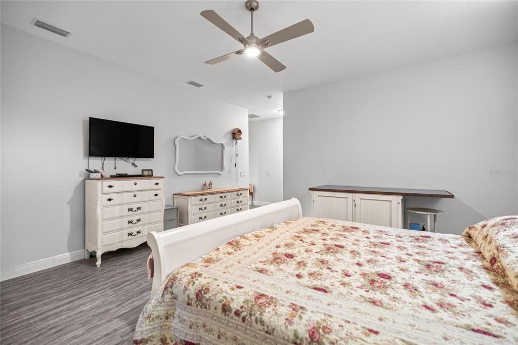 En Venta: $699,000 (4 camas, 3 baños, 3390 Pies cuadrados)