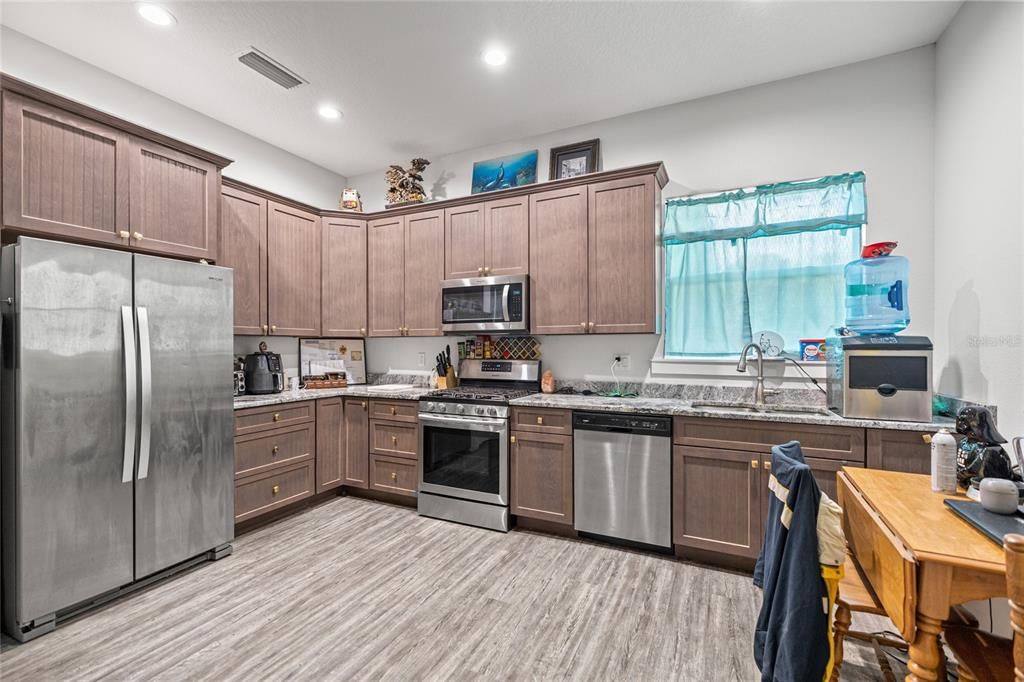 En Venta: $699,000 (4 camas, 3 baños, 3390 Pies cuadrados)