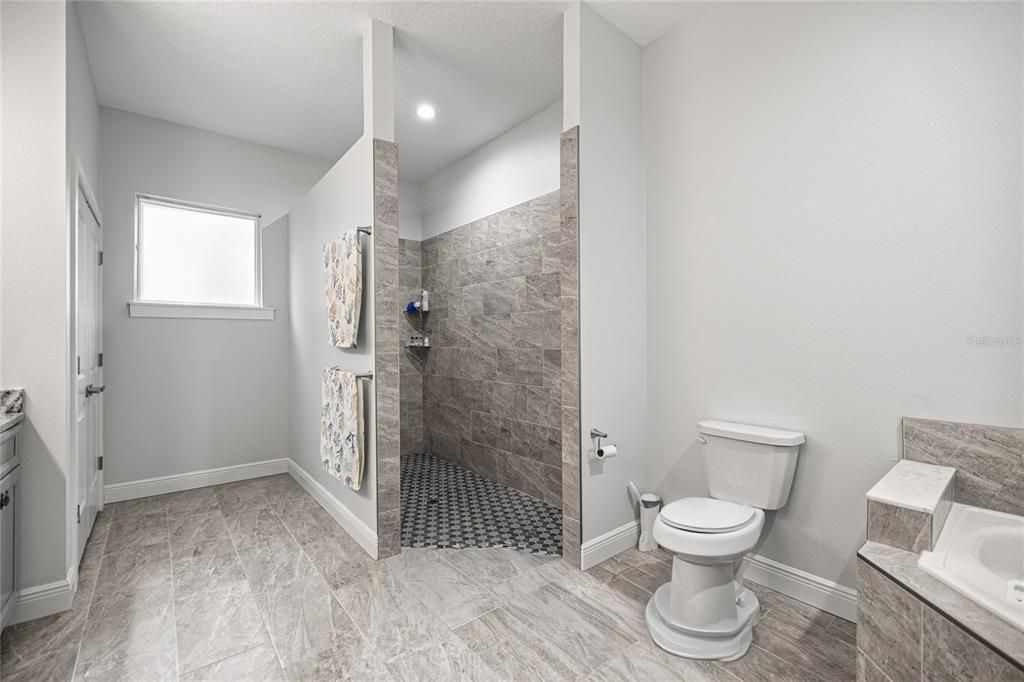 En Venta: $699,000 (4 camas, 3 baños, 3390 Pies cuadrados)