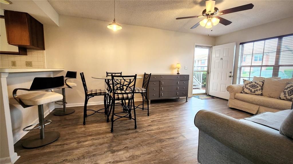 Active With Contract: $125,000 (2 beds, 1 baths, 835 Square Feet)
