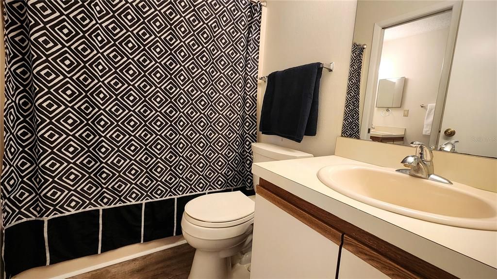 Active With Contract: $125,000 (2 beds, 1 baths, 835 Square Feet)
