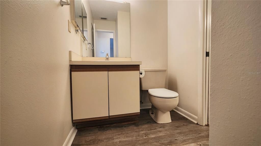 Active With Contract: $125,000 (2 beds, 1 baths, 835 Square Feet)
