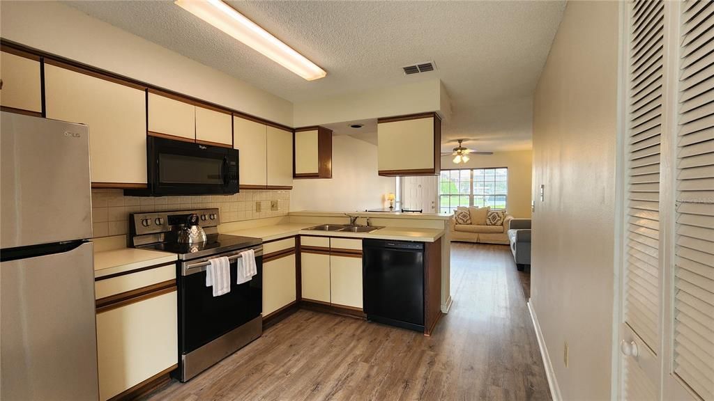 Active With Contract: $125,000 (2 beds, 1 baths, 835 Square Feet)
