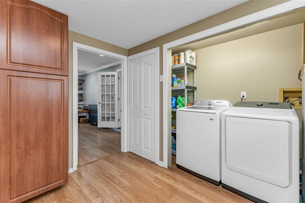 En Venta: $639,000 (3 camas, 2 baños, 2439 Pies cuadrados)