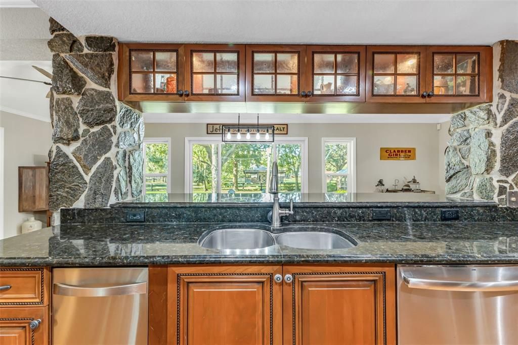 En Venta: $639,000 (3 camas, 2 baños, 2439 Pies cuadrados)