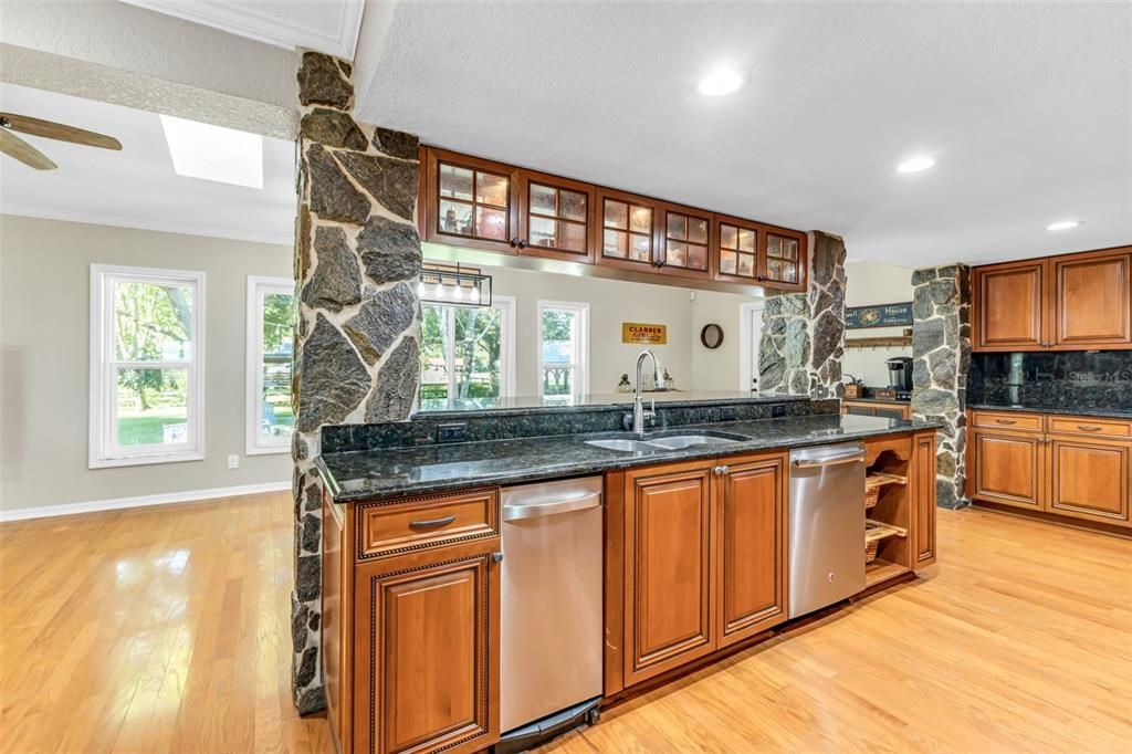 En Venta: $639,000 (3 camas, 2 baños, 2439 Pies cuadrados)