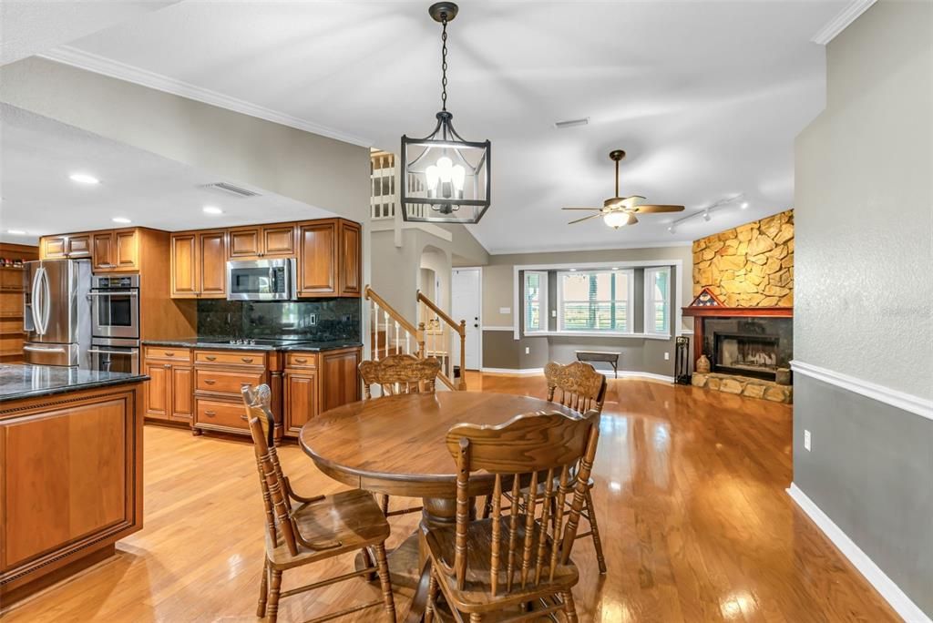 En Venta: $639,000 (3 camas, 2 baños, 2439 Pies cuadrados)