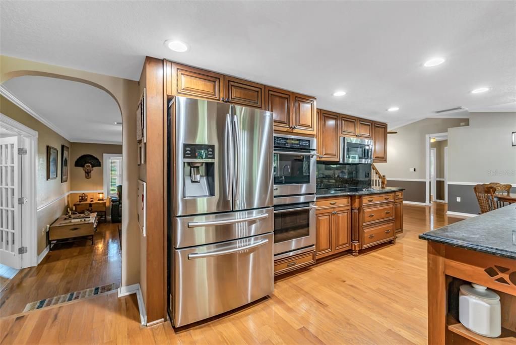 En Venta: $639,000 (3 camas, 2 baños, 2439 Pies cuadrados)