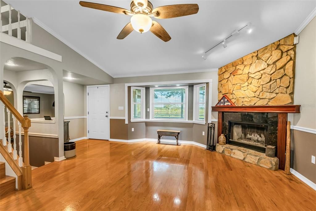 En Venta: $639,000 (3 camas, 2 baños, 2439 Pies cuadrados)