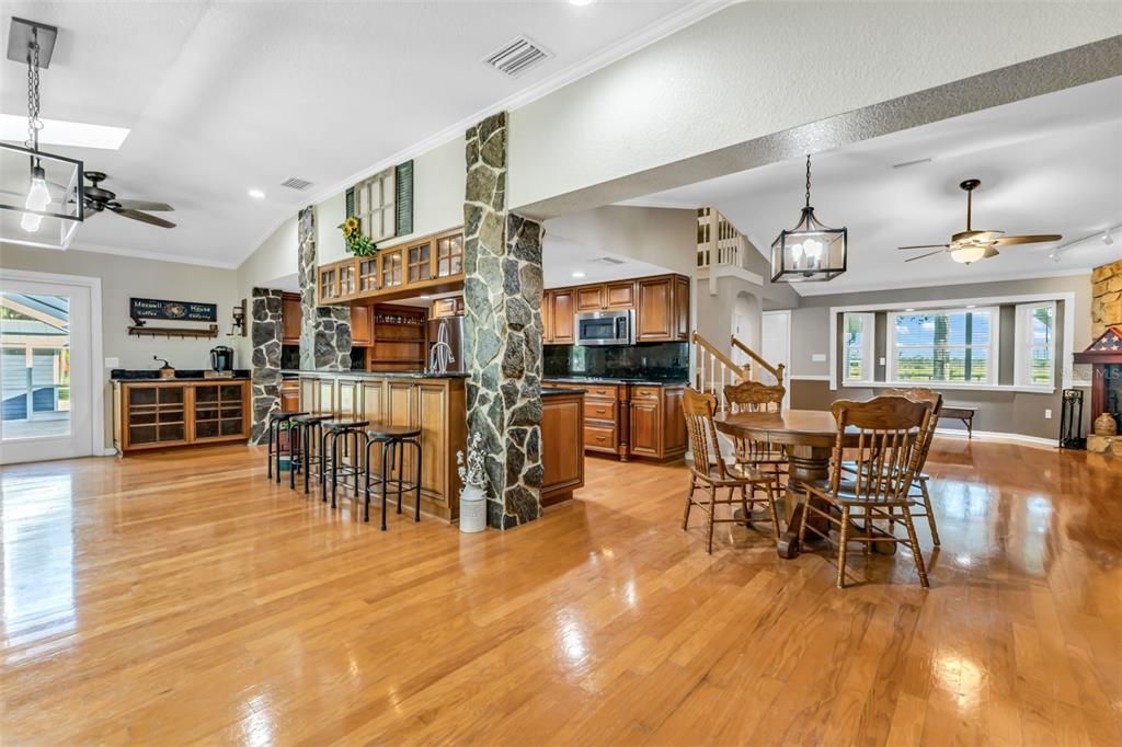 En Venta: $639,000 (3 camas, 2 baños, 2439 Pies cuadrados)