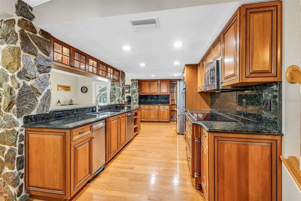 En Venta: $639,000 (3 camas, 2 baños, 2439 Pies cuadrados)