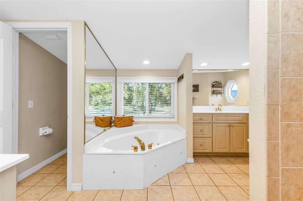 En Venta: $639,000 (3 camas, 2 baños, 2439 Pies cuadrados)