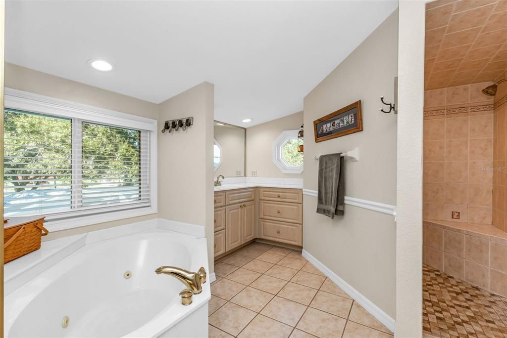 En Venta: $639,000 (3 camas, 2 baños, 2439 Pies cuadrados)