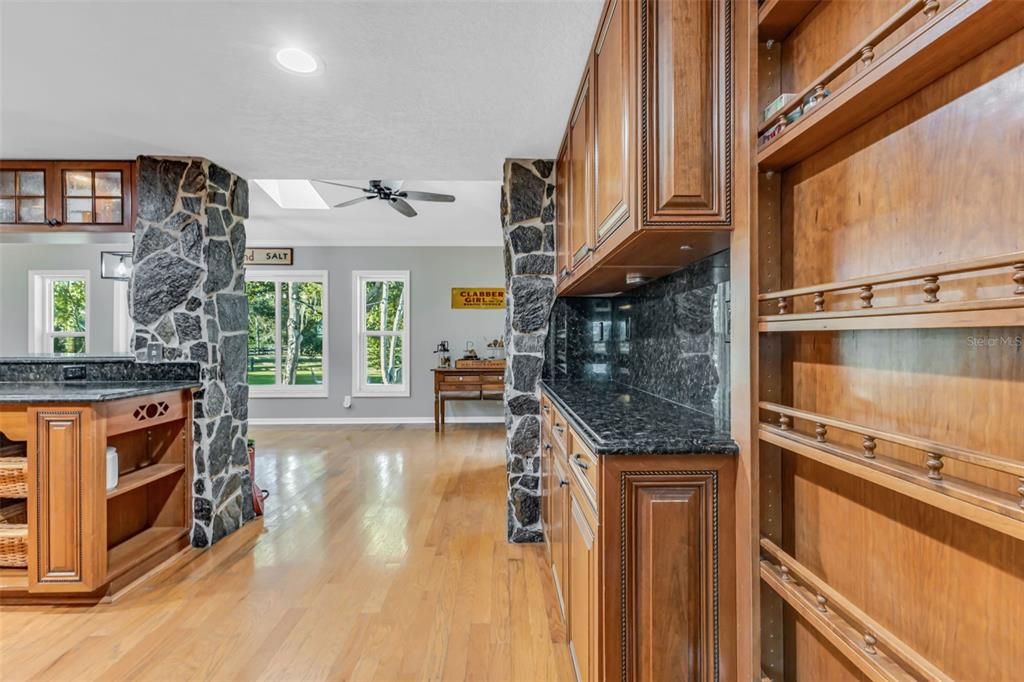 En Venta: $639,000 (3 camas, 2 baños, 2439 Pies cuadrados)