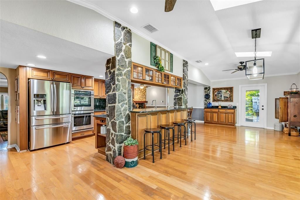 En Venta: $639,000 (3 camas, 2 baños, 2439 Pies cuadrados)