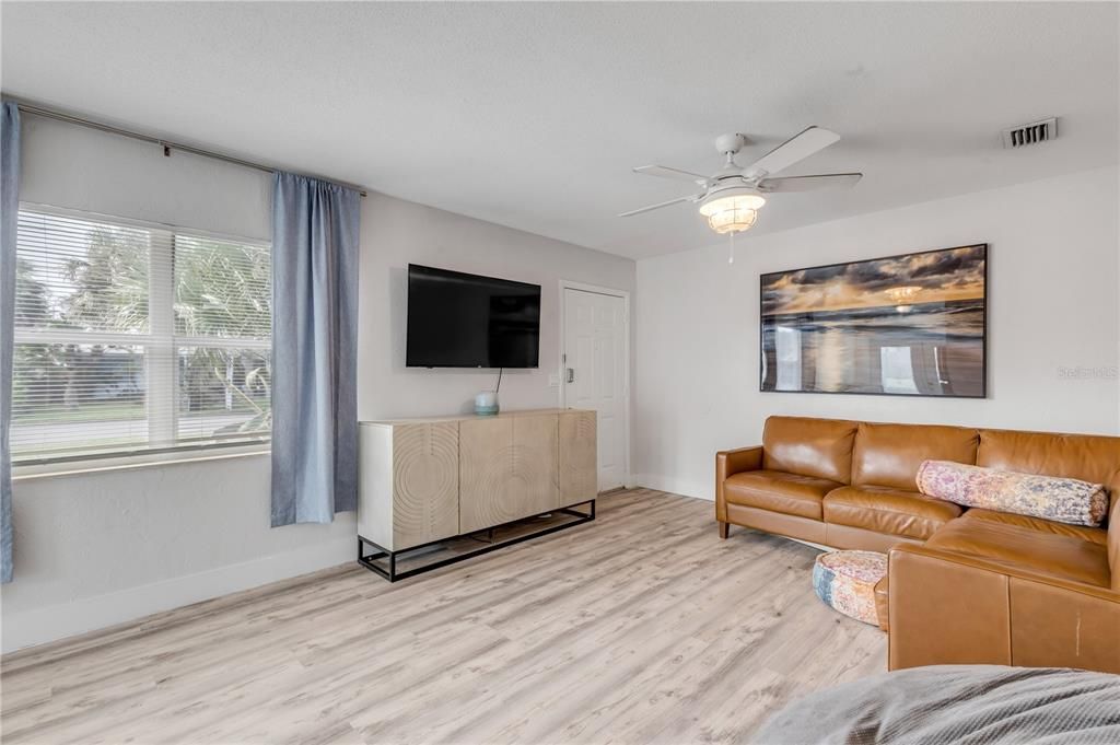 待售: $895,000 (8 贝兹, 0 浴室, 1512 平方英尺)