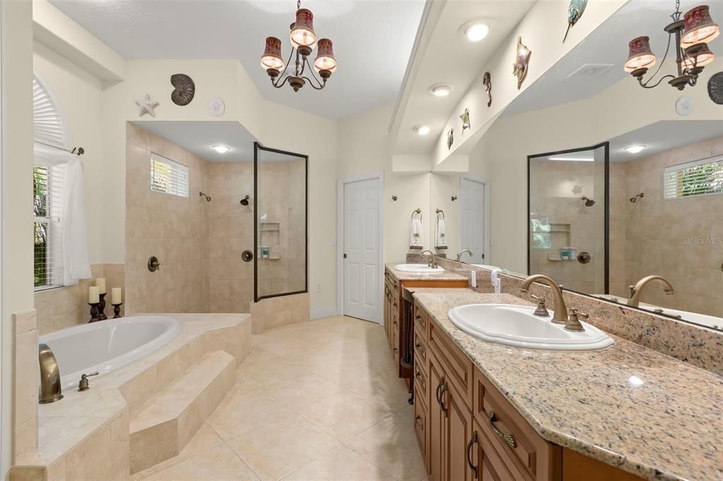 合同活跃: $1,599,000 (4 贝兹, 4 浴室, 3608 平方英尺)