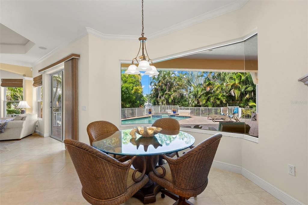 合同活跃: $1,599,000 (4 贝兹, 4 浴室, 3608 平方英尺)