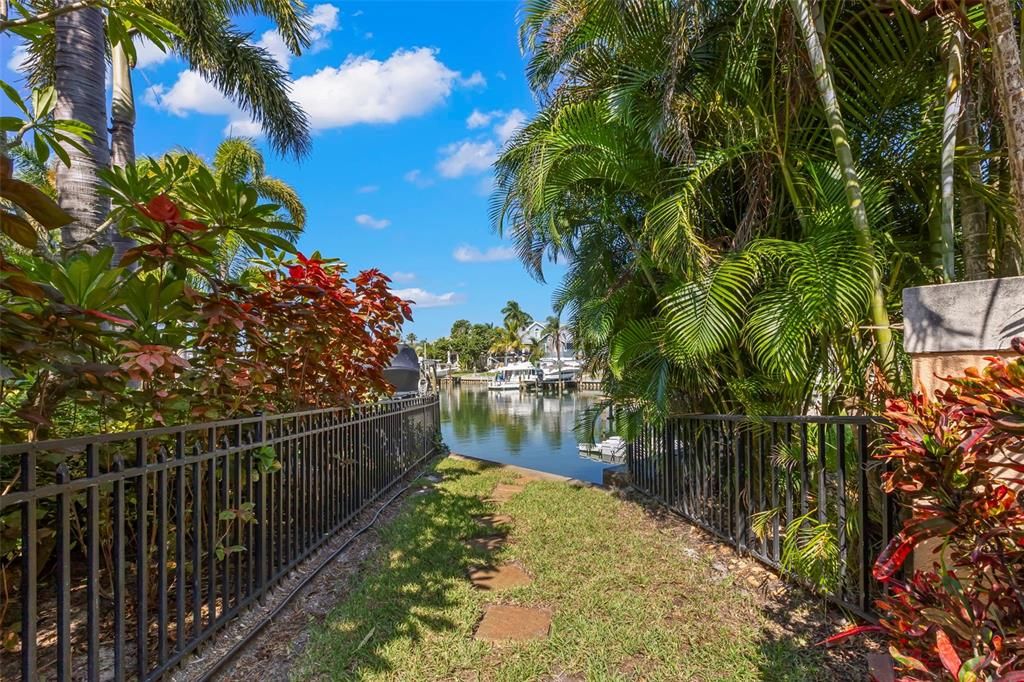 合同活跃: $1,599,000 (4 贝兹, 4 浴室, 3608 平方英尺)