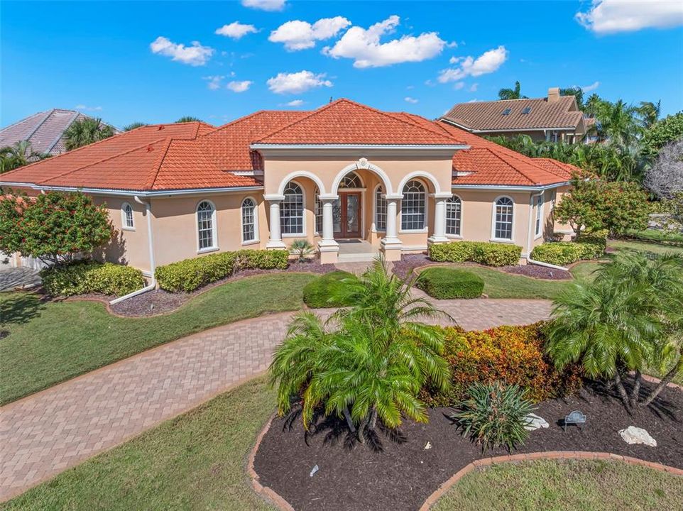 合同活跃: $1,599,000 (4 贝兹, 4 浴室, 3608 平方英尺)