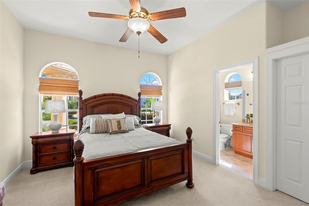 合同活跃: $1,599,000 (4 贝兹, 4 浴室, 3608 平方英尺)