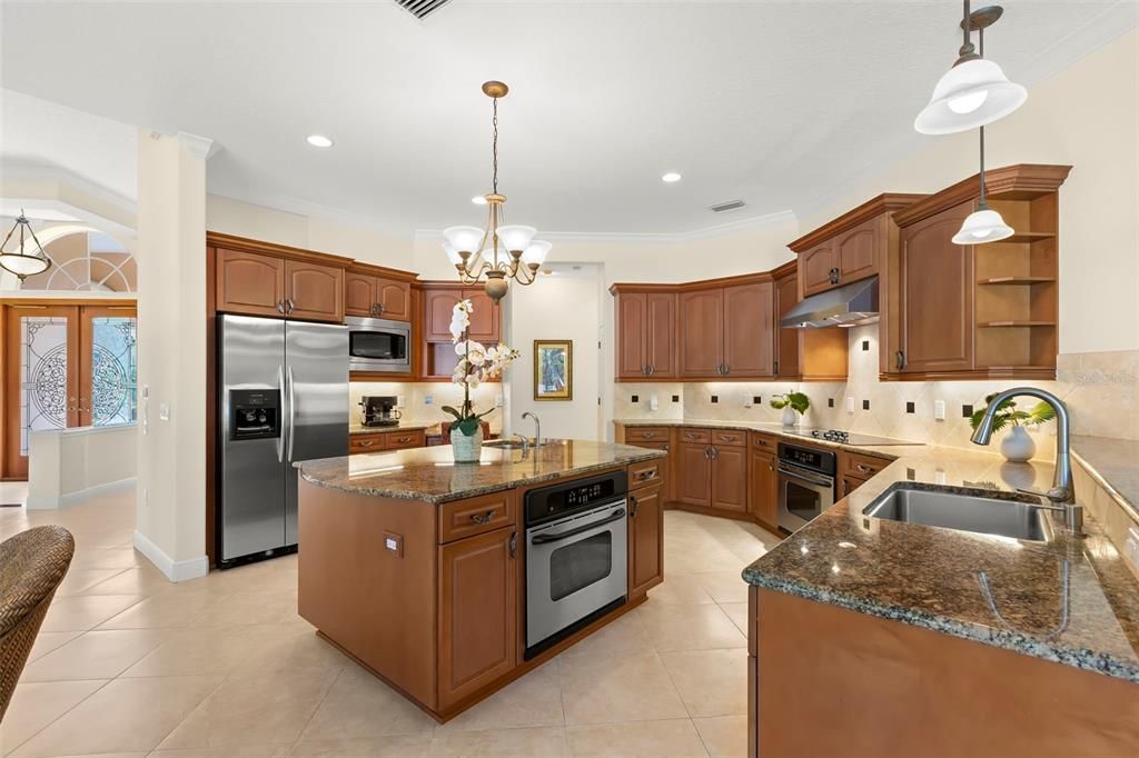 合同活跃: $1,599,000 (4 贝兹, 4 浴室, 3608 平方英尺)