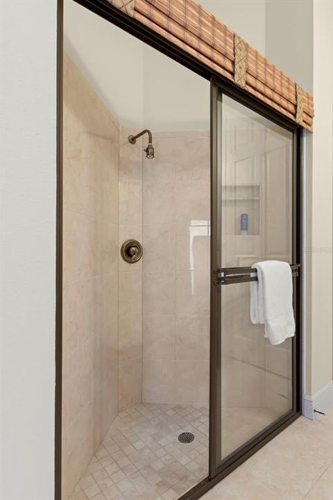 合同活跃: $1,599,000 (4 贝兹, 4 浴室, 3608 平方英尺)