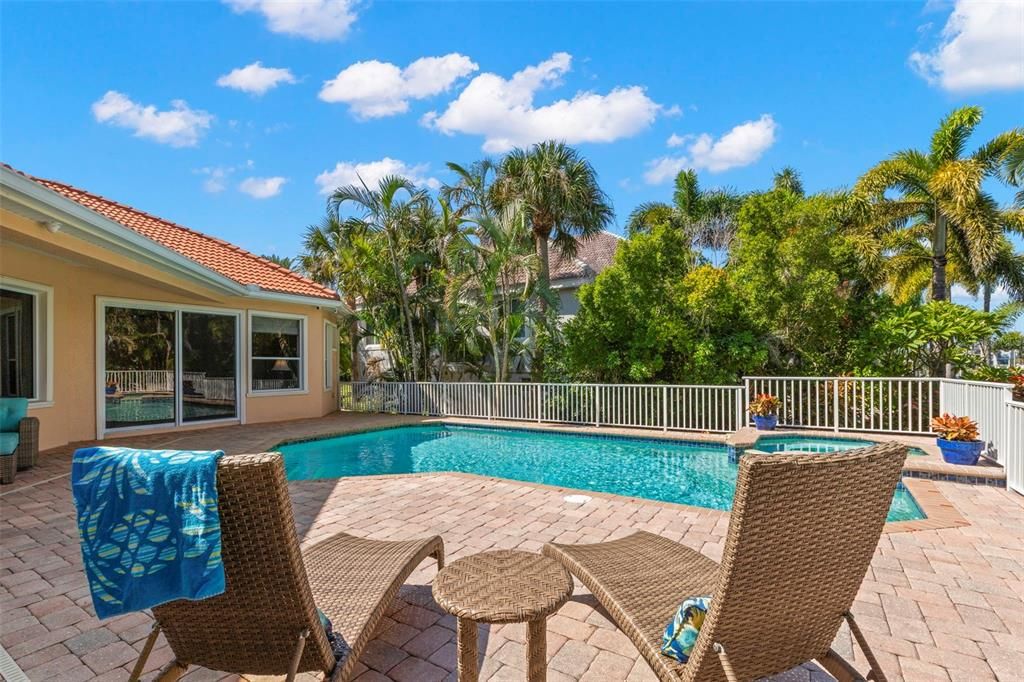 合同活跃: $1,599,000 (4 贝兹, 4 浴室, 3608 平方英尺)