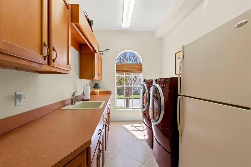 合同活跃: $1,599,000 (4 贝兹, 4 浴室, 3608 平方英尺)