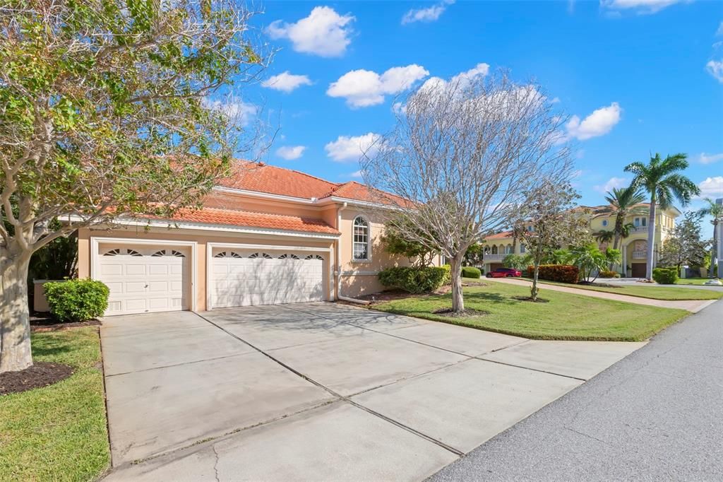 合同活跃: $1,599,000 (4 贝兹, 4 浴室, 3608 平方英尺)