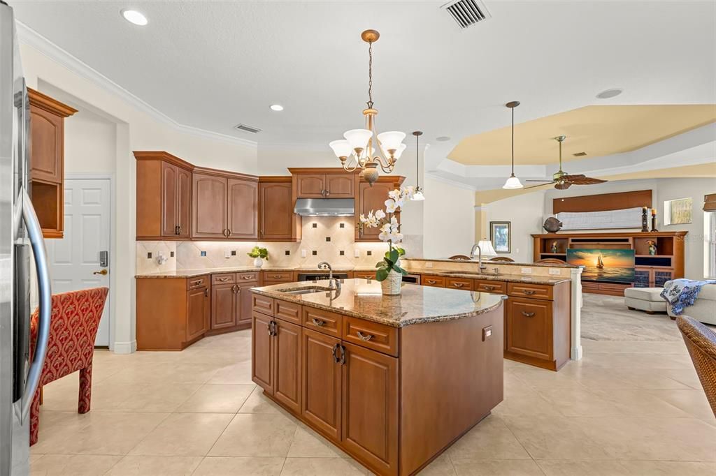 合同活跃: $1,599,000 (4 贝兹, 4 浴室, 3608 平方英尺)