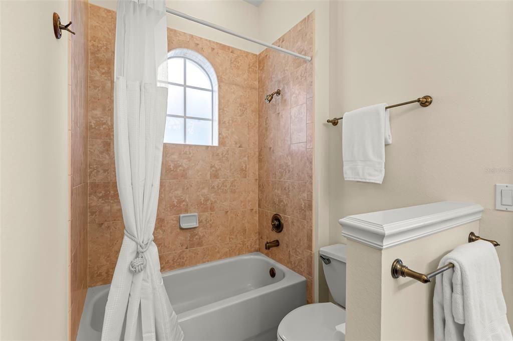 合同活跃: $1,599,000 (4 贝兹, 4 浴室, 3608 平方英尺)