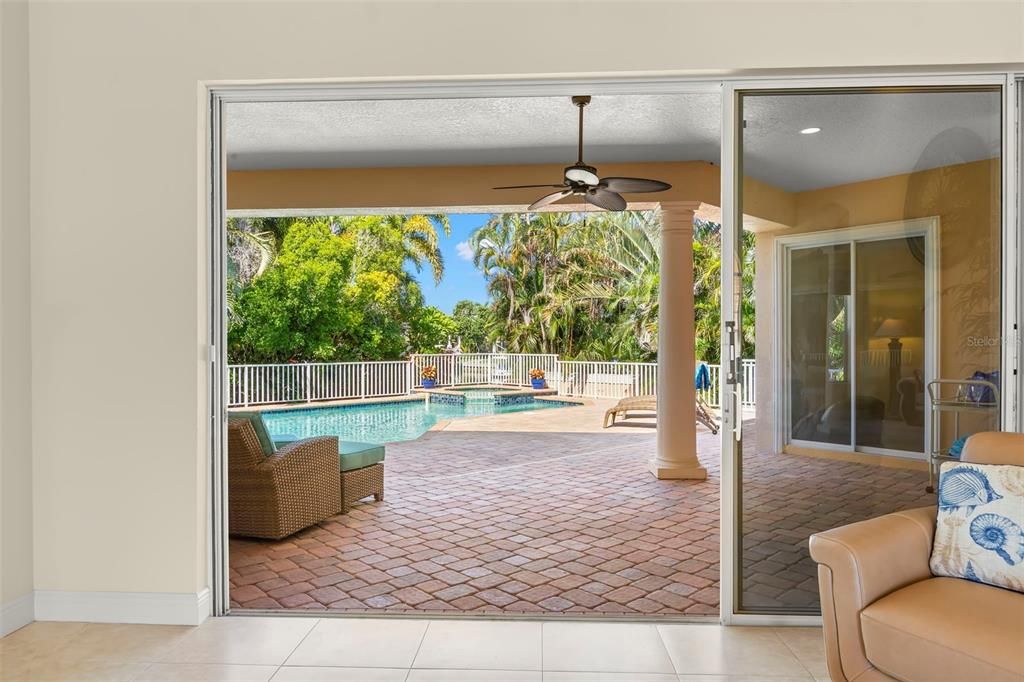 合同活跃: $1,599,000 (4 贝兹, 4 浴室, 3608 平方英尺)