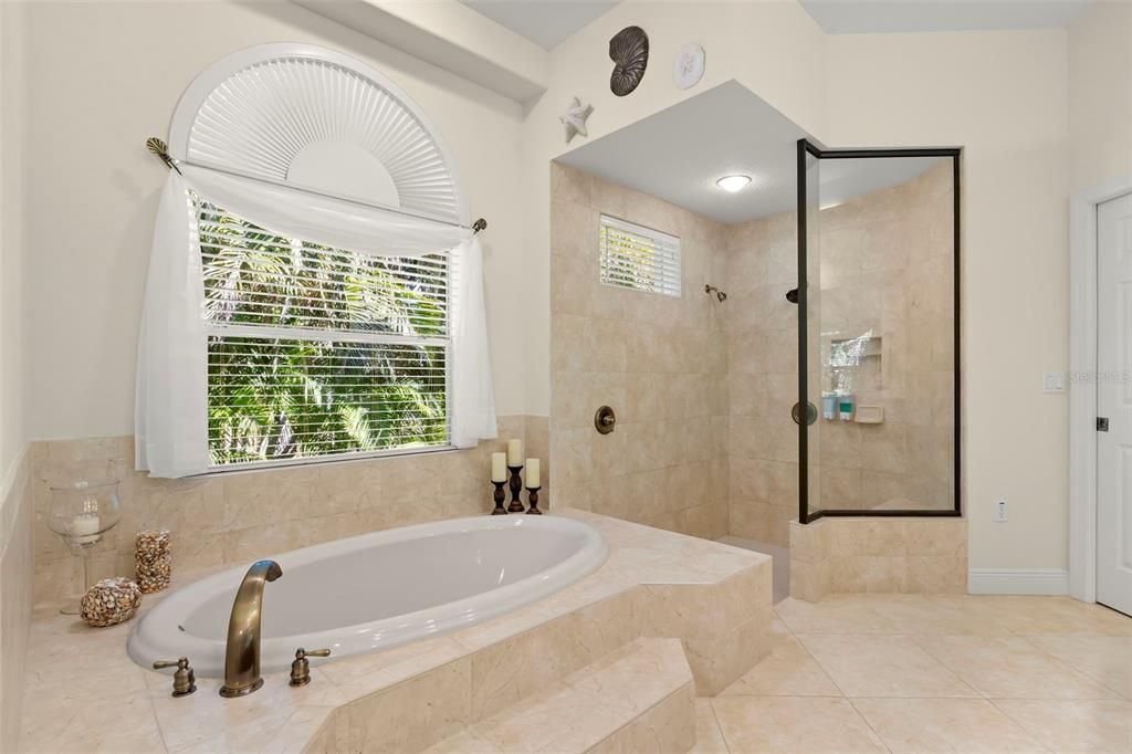 合同活跃: $1,599,000 (4 贝兹, 4 浴室, 3608 平方英尺)