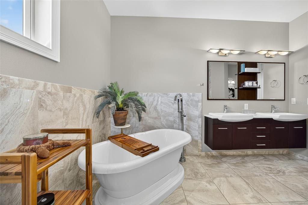 待售: $1,950,000 (4 贝兹, 3 浴室, 5305 平方英尺)