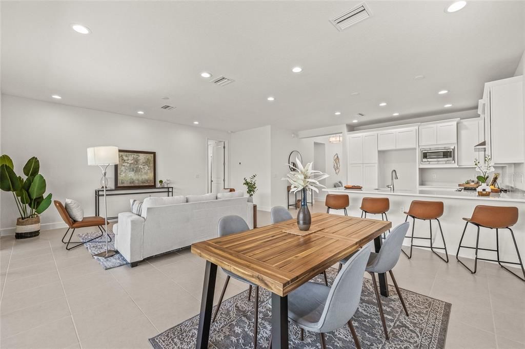 出租: $3,200 (3 贝兹, 3 浴室, 1954 平方英尺)