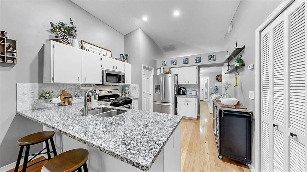 Activo con contrato: $375,000 (3 camas, 2 baños, 1401 Pies cuadrados)