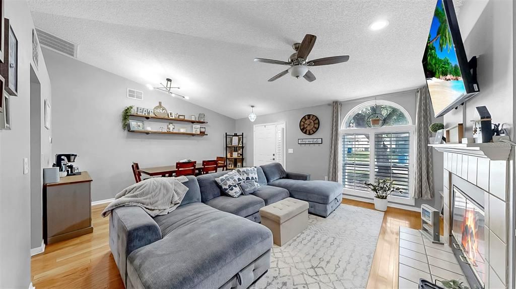 Activo con contrato: $375,000 (3 camas, 2 baños, 1401 Pies cuadrados)