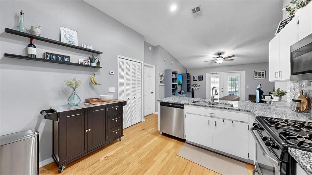 Activo con contrato: $375,000 (3 camas, 2 baños, 1401 Pies cuadrados)