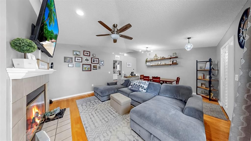 Activo con contrato: $375,000 (3 camas, 2 baños, 1401 Pies cuadrados)