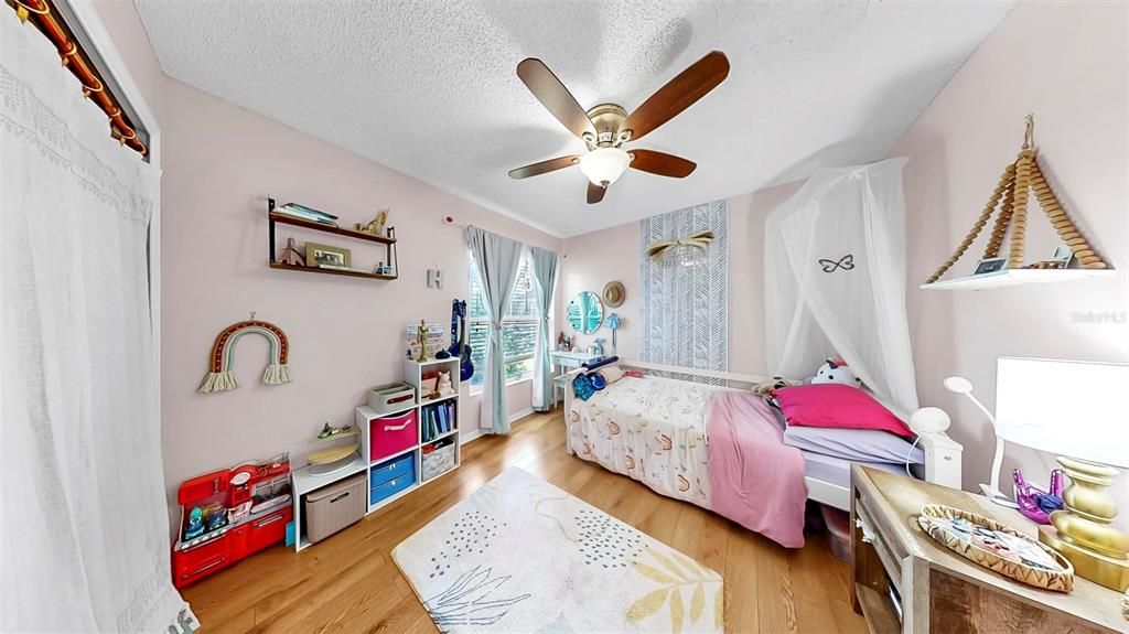 Activo con contrato: $375,000 (3 camas, 2 baños, 1401 Pies cuadrados)