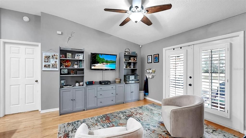 Activo con contrato: $375,000 (3 camas, 2 baños, 1401 Pies cuadrados)