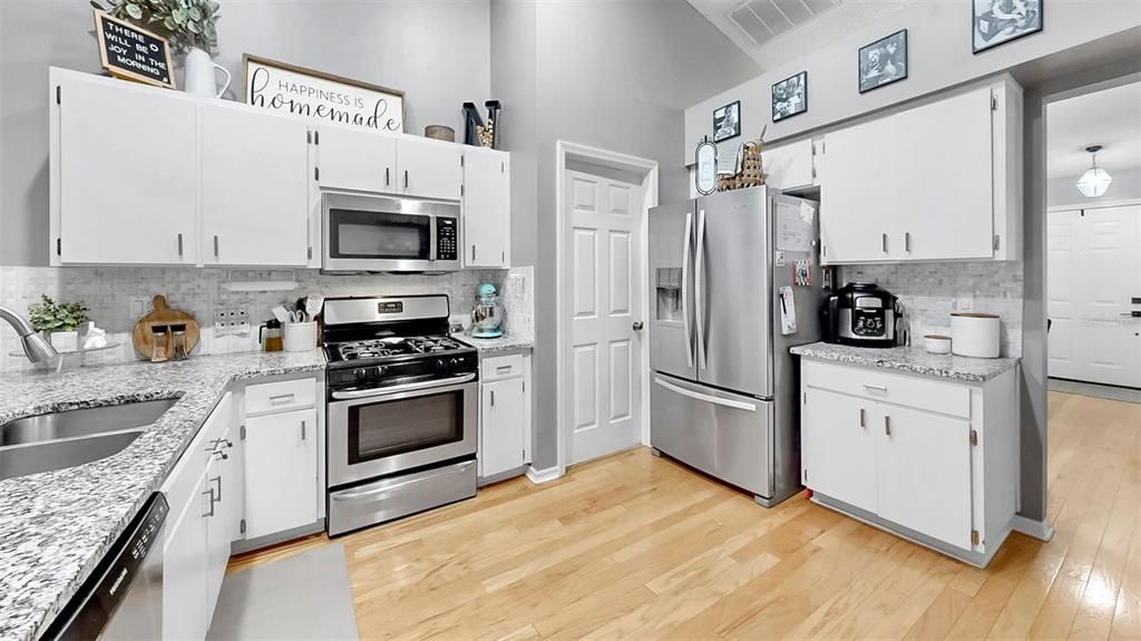 Activo con contrato: $375,000 (3 camas, 2 baños, 1401 Pies cuadrados)