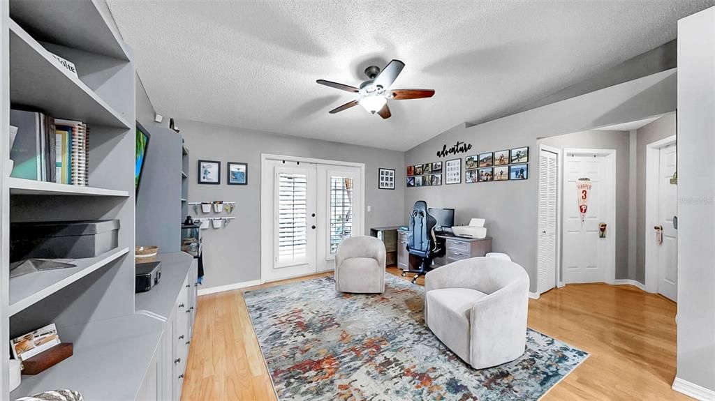 Activo con contrato: $375,000 (3 camas, 2 baños, 1401 Pies cuadrados)