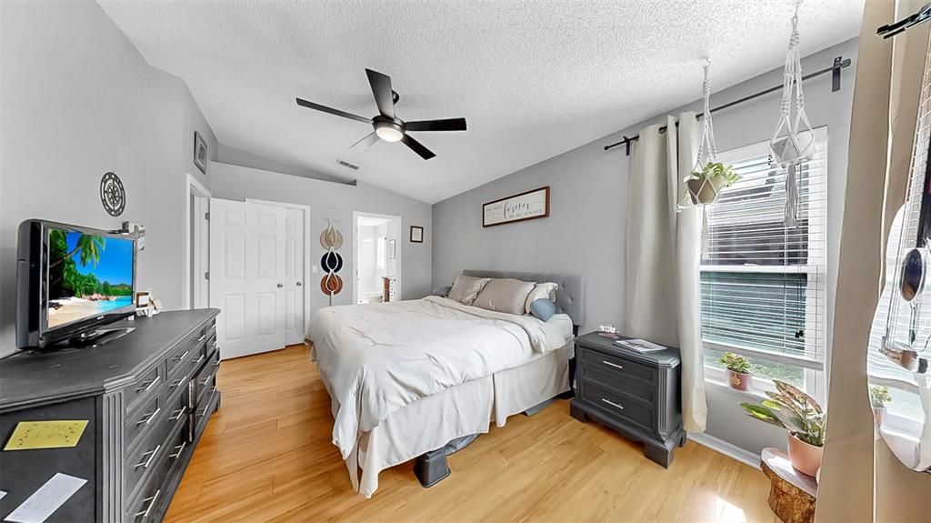 Activo con contrato: $375,000 (3 camas, 2 baños, 1401 Pies cuadrados)